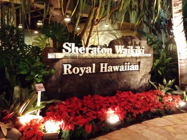 Отель Sheraton Waikiki 5* вечером