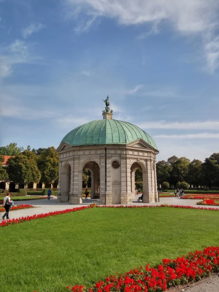 пРИДВОРНЫЙ САД ЗАЛОЖЕН В 1613-1617 Г.Г.
