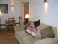 1 Bd Edmonstones Close 