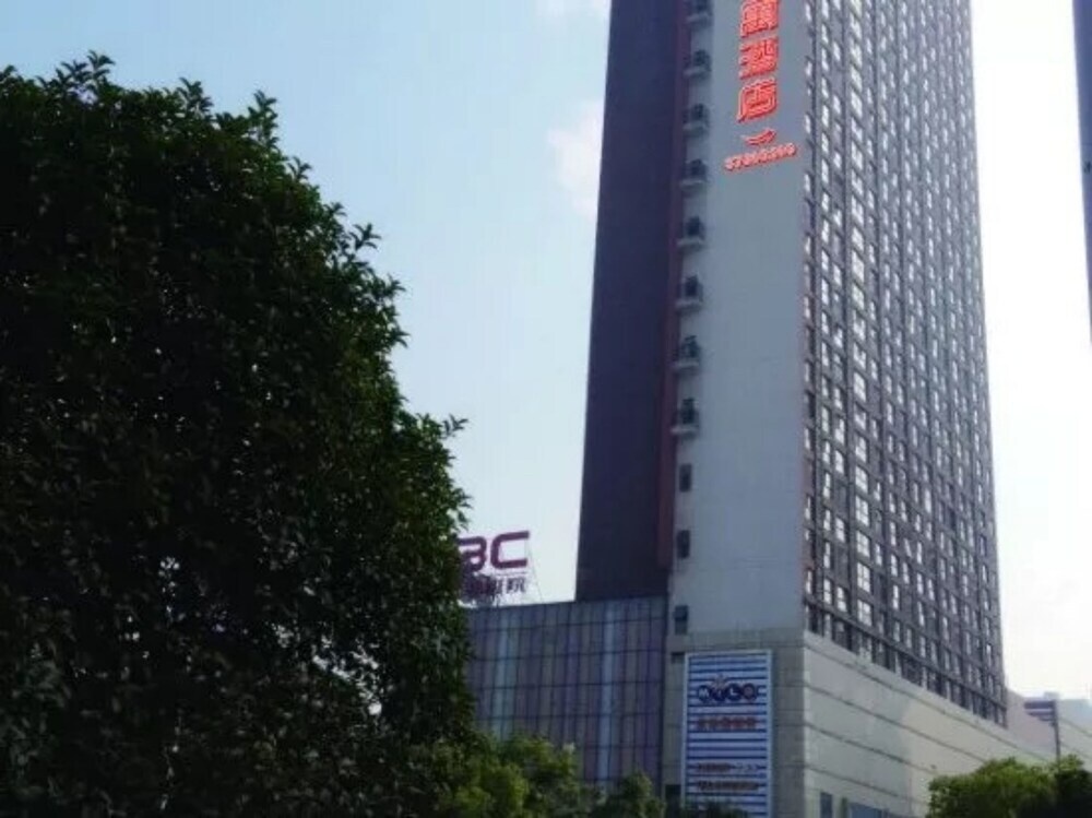 Guanggu Hotel 
