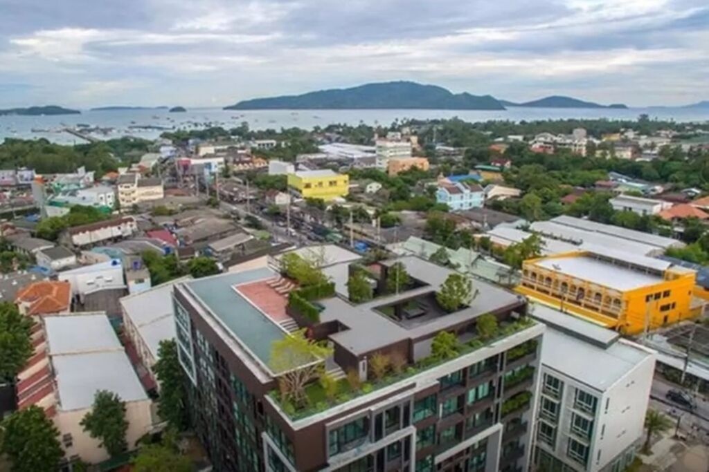 Dlux Condominium 