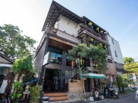 The Arak Bed Bar and Hostel 