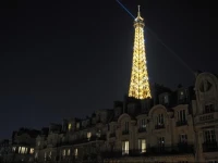 Eiffel Tower flat 888 