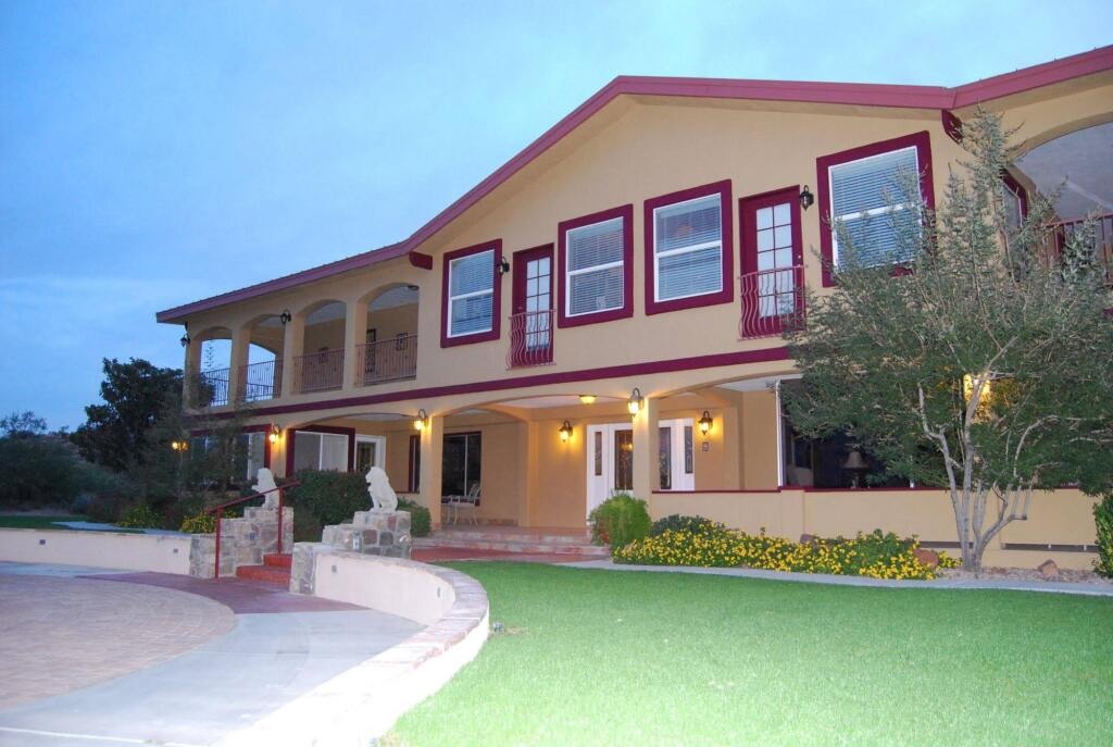 Dream Manor Inn 