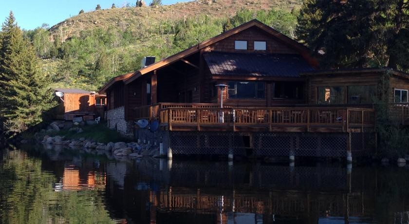Half Moon Lake Lodge 