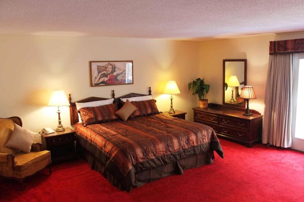 Iron Road Inn 