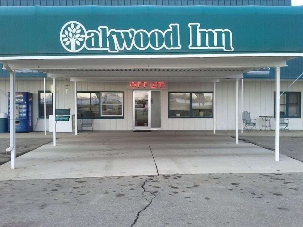 Oakwood Inn and RV Park 