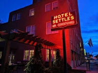 Hotel Settles 