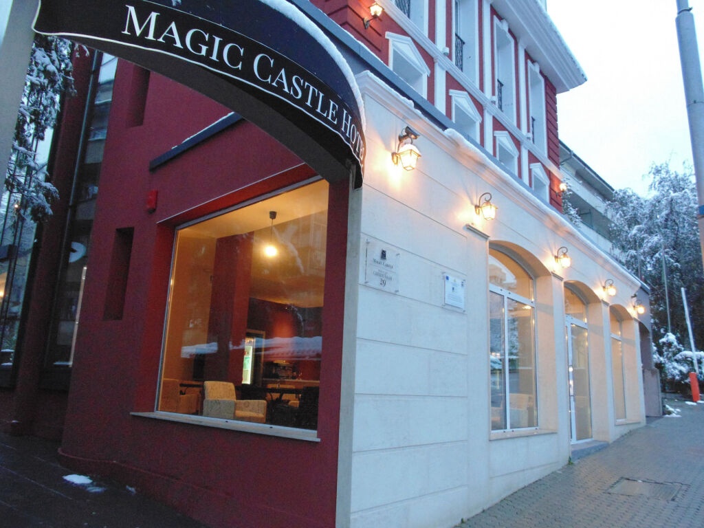 Magic Castle Hotel 
