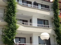 Yanis Guest House 