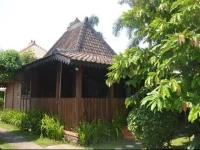 Ndalem Suryo Saptono Guest House 