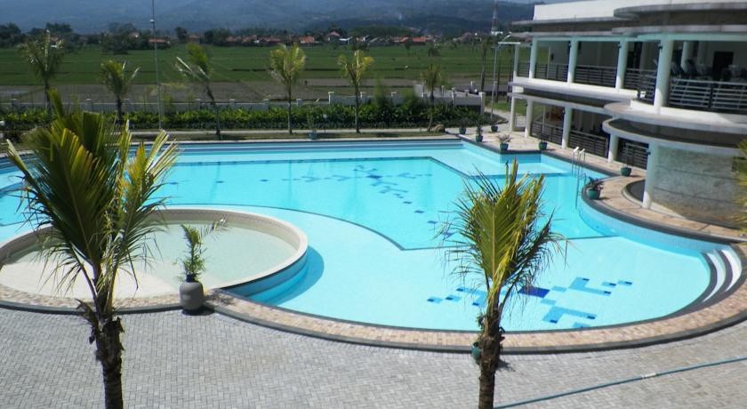 Sutanraja Hotel & Convention Centre 4*