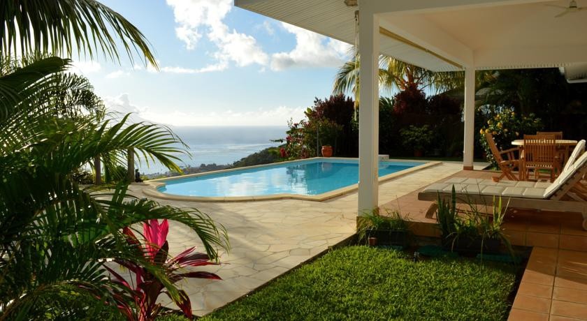 Colonial White House by Tahiti Homes 