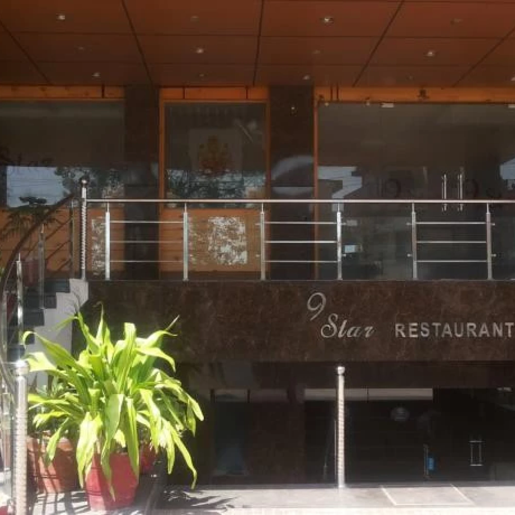 9 Star Hotel 3*