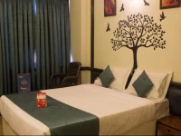 OYO Rooms Near LIC Square 