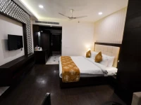 OYO Premium JHV Mall Cantonment 