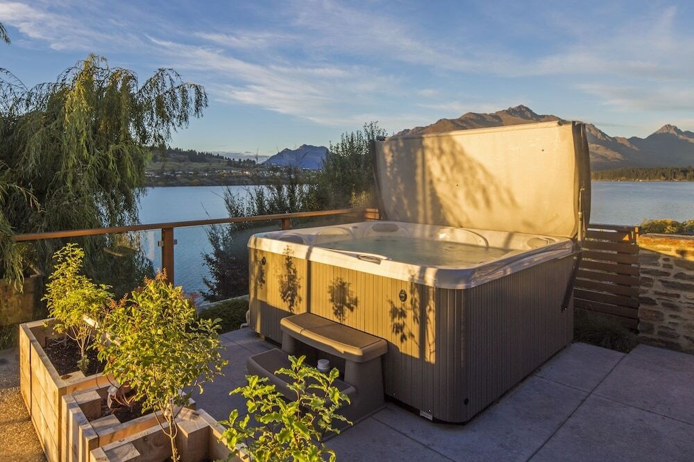 Kohanga Lakeside Villa 
