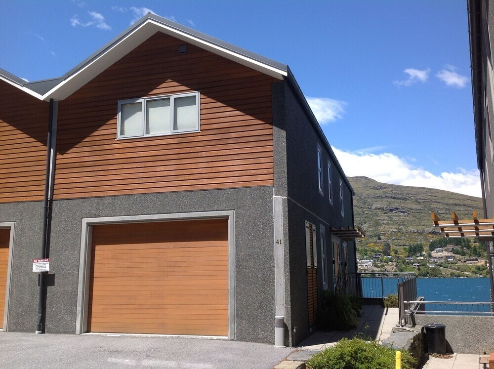 Lakefront Villa 