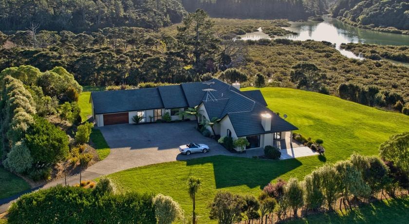 Okura River Estate B&B 
