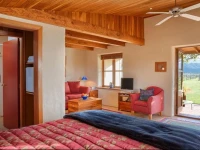 Straw Lodge Vineyard and Boutique Lodging 