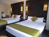 Four Canoes Hotel 