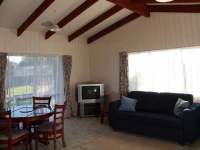 Three Oaks Motel 