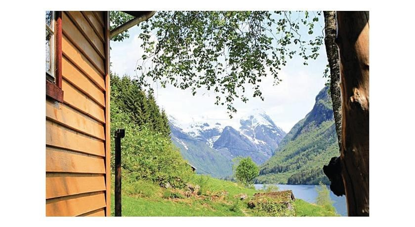 Three-Bedroom Holiday home with Sea View in FjГ¦rland 