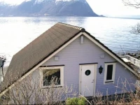 Holiday home Hundeivik SjГёbua 