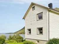 Three-Bedroom Holiday home in Laupstad 