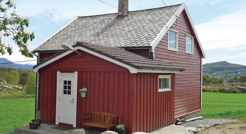 Four-Bedroom Holiday home Sveio with Sea View 01 