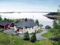 Two-Bedroom Holiday home in Midsund 