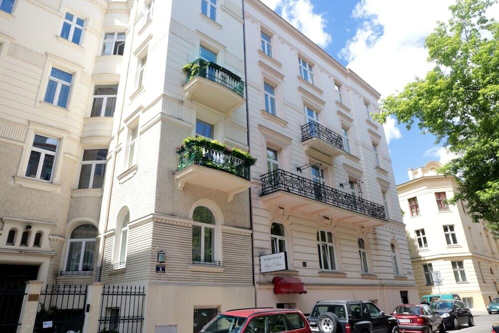 Clemens Apartments 