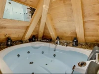 Apartament z Jacuzzi 