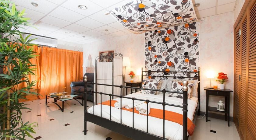Malliott Petch Apartment with Pool 