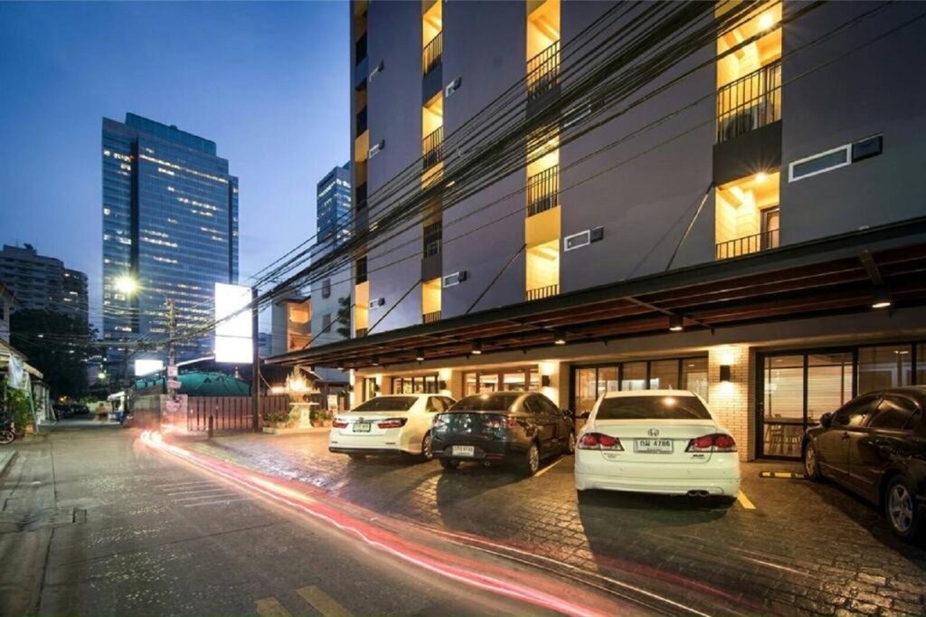 Ratchada Point Hotel 