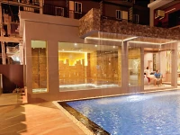 101 Holiday Suite 
