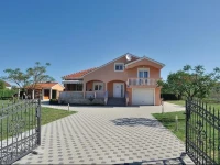 Four-Bedroom Holiday home Galovac 09 