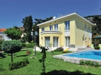 Split 8 Holiday Home 