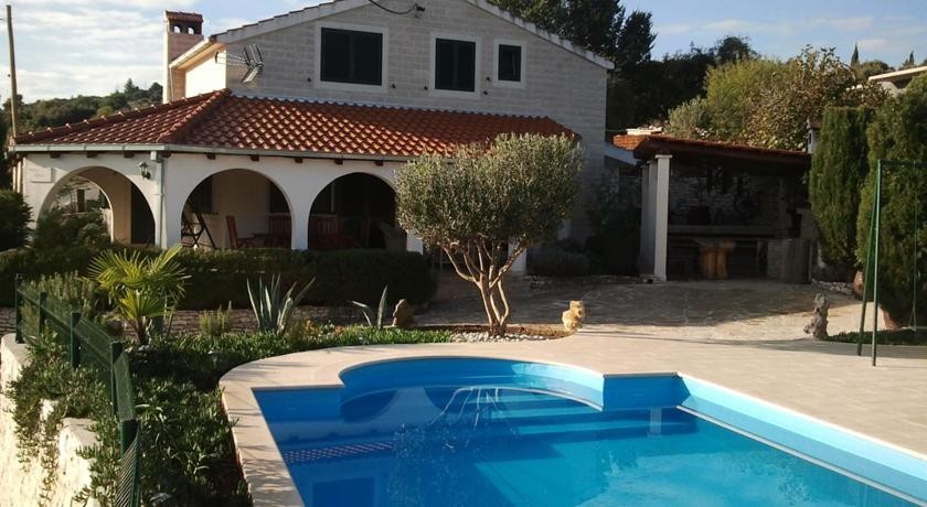 Skrip 1 Holiday Home 
