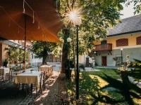 Dvor Jezersek Brnik 3*
