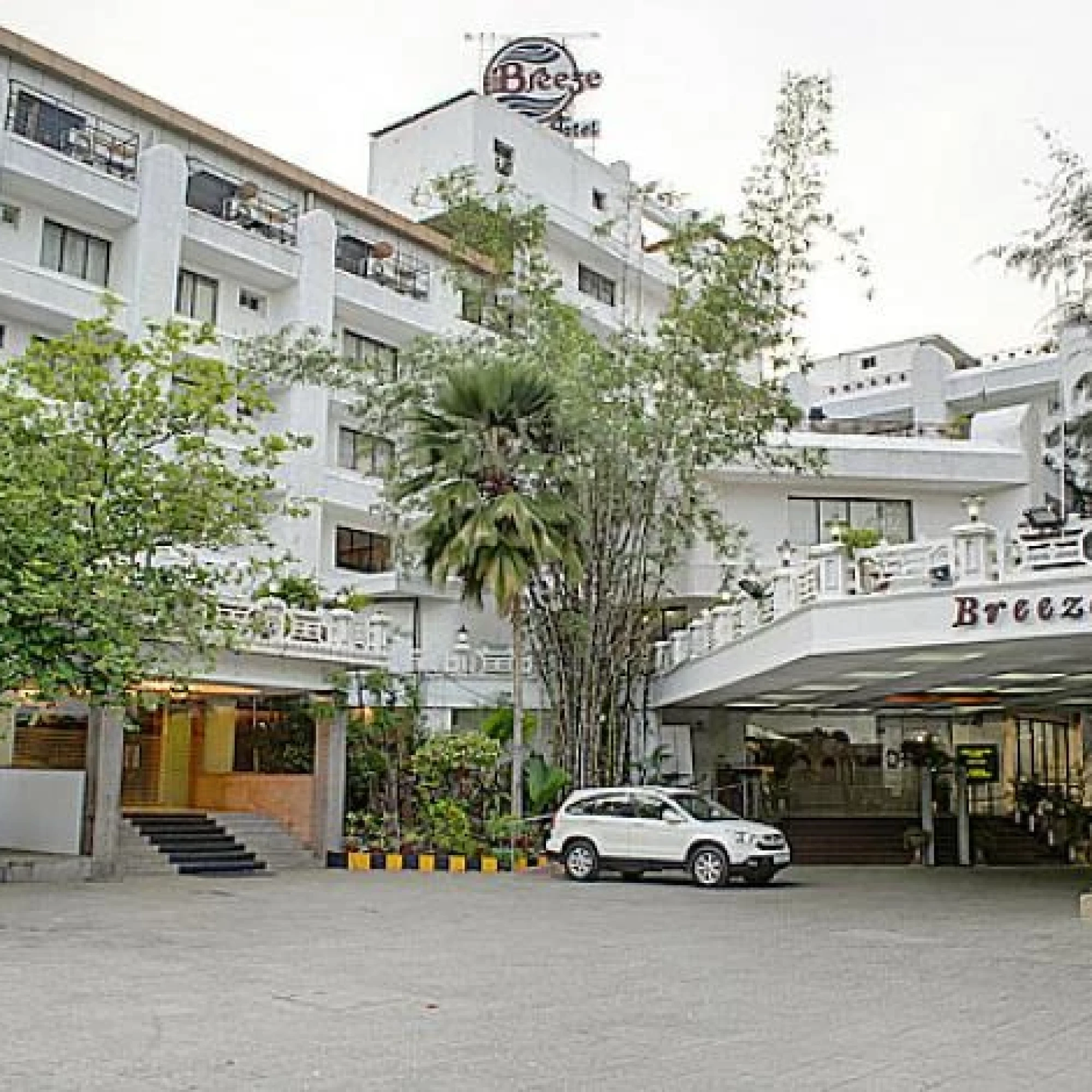Breeze Hotel 3*