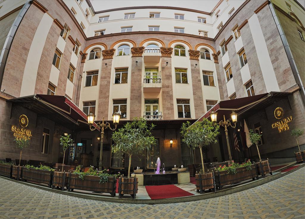 Central Hotel 4*