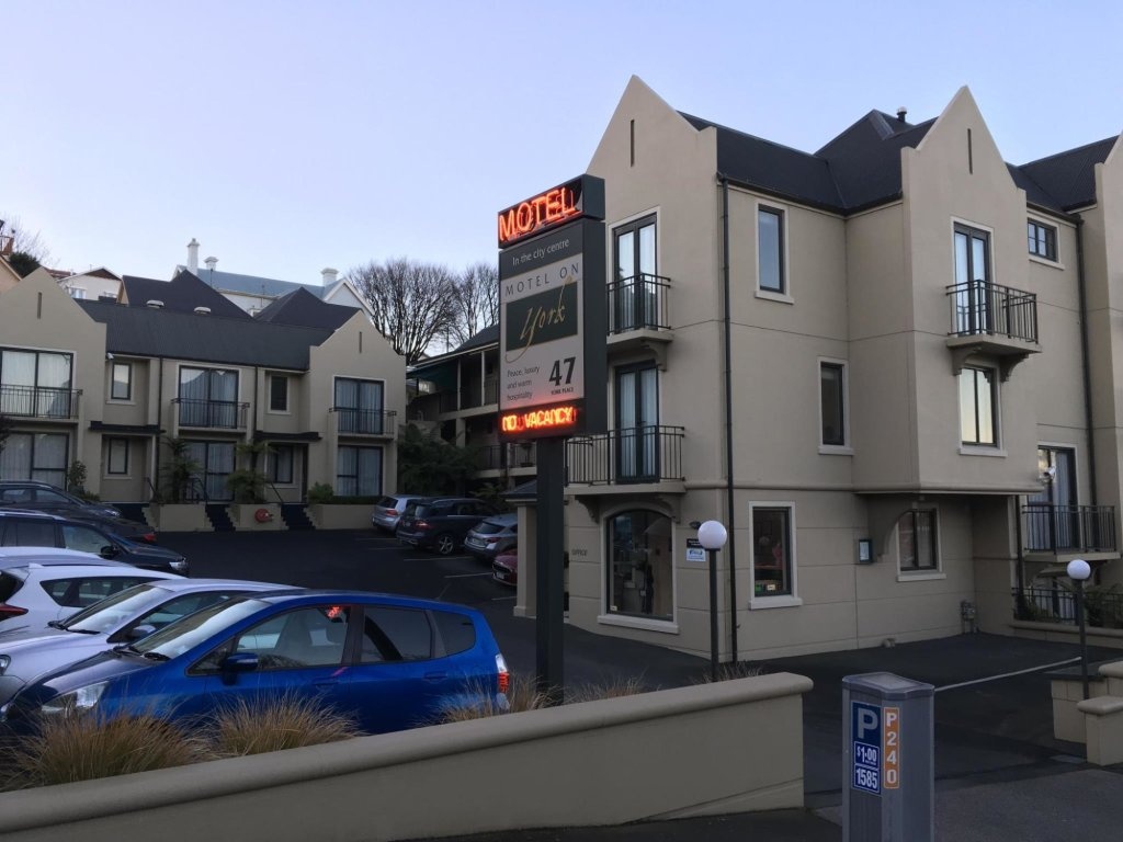 Motel On York 5*