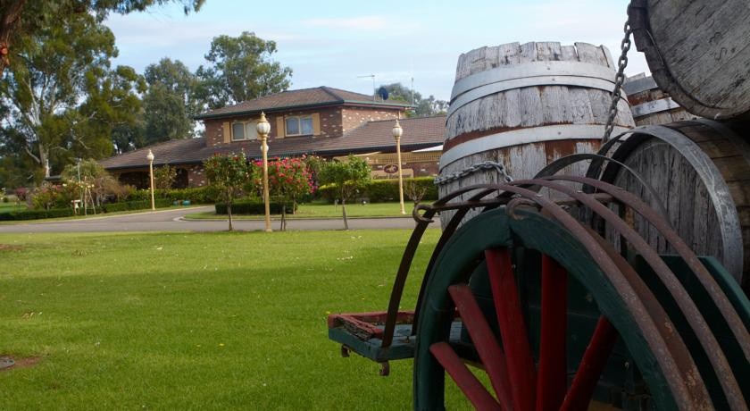 Quality Inn Carriage House 3*