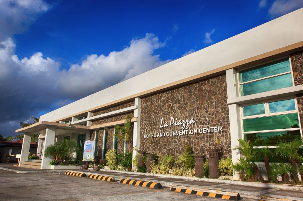 La Piazza Hotel and Convention Center 3*