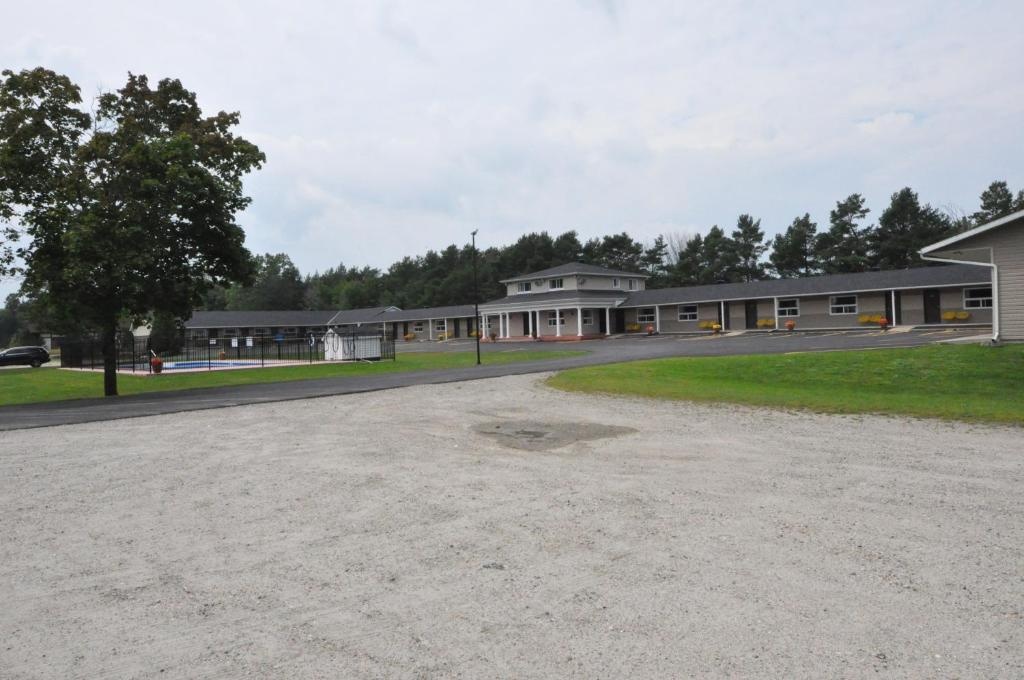 Colonial House Motor Inn 
