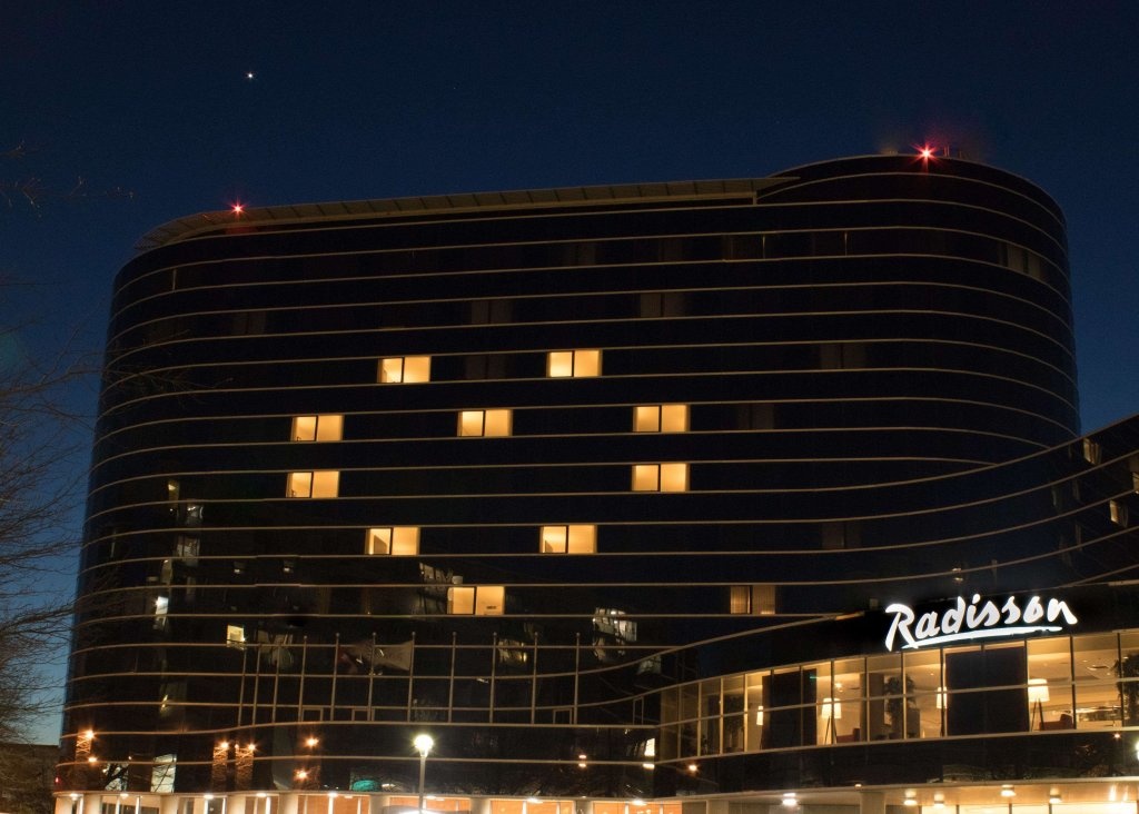 Radisson Hotel Vancouver Airport 3*