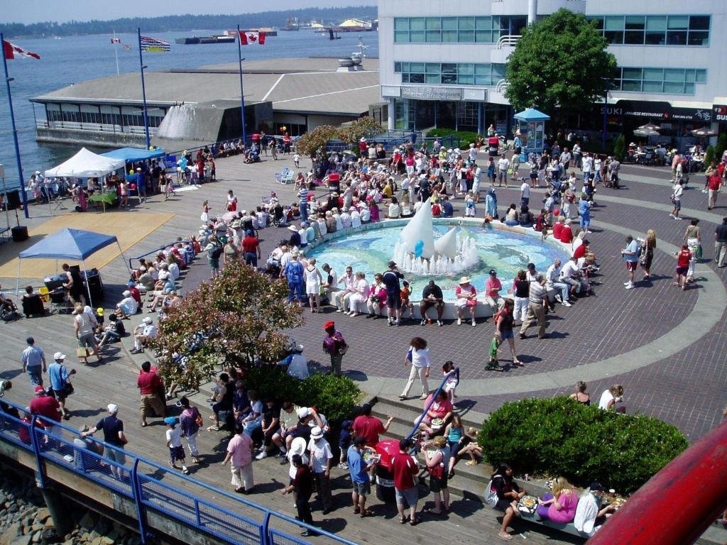 Lonsdale Quay Hotel 4*