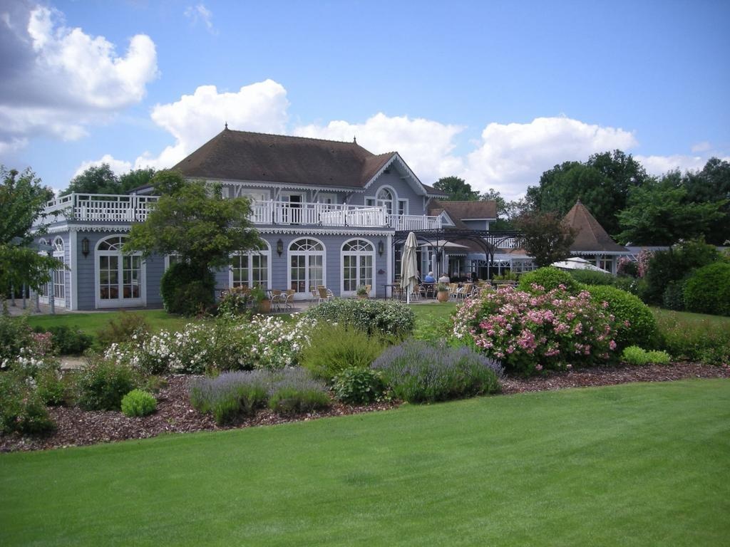 Etiolles Country Club 3*