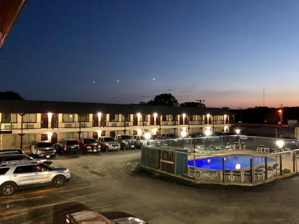 Inn At Mexia 2*